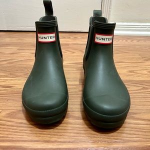 Hunter Ankle Rain Boots in dark olive green Green size 5
NEW. Never worn. No box